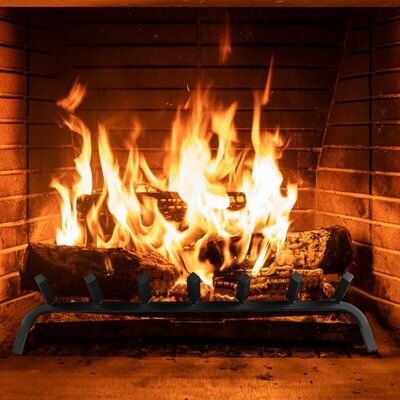 Горящий камин в доме
