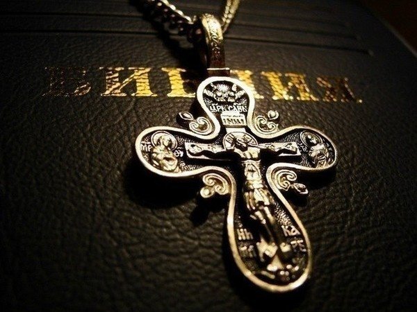 Православный крест на черном фоне