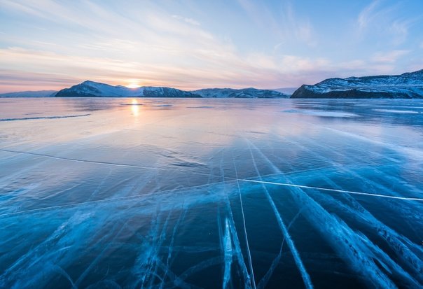 Озеро Байкал подо льдом