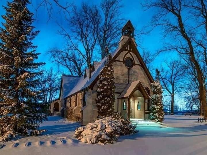 Сказочный домик в лесу зимой