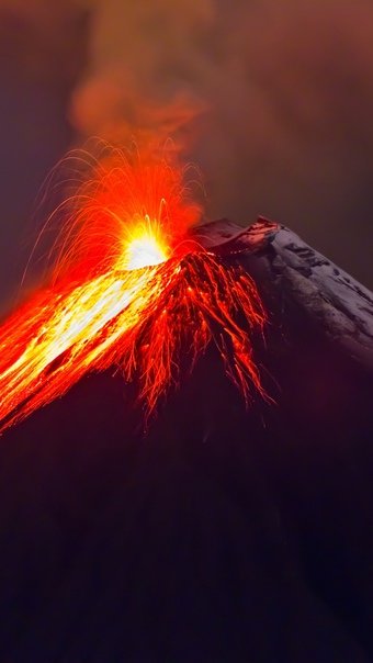 Извергающийся вулкан