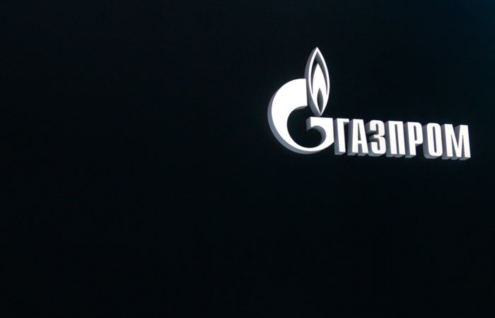 Газпром логотип на черном фоне