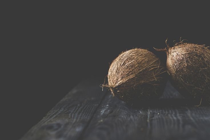 Кокос на столе