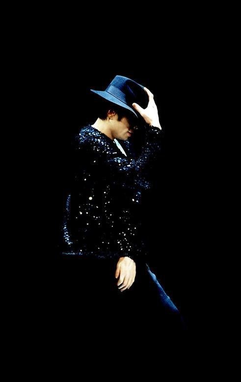 Майкл Джексон молится