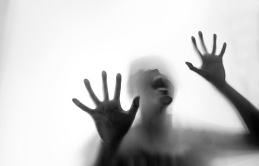 Силуэт за стеклом