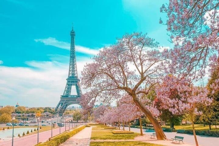 Эйфелева башня в Париже