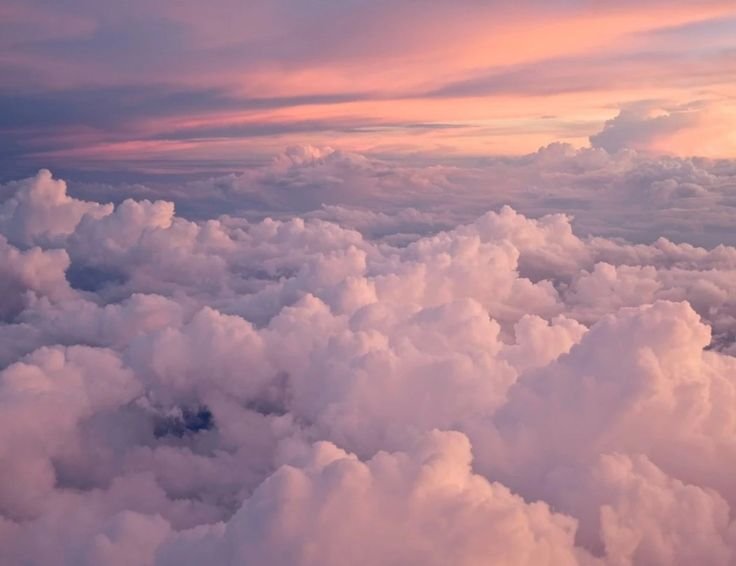 Розовое небо с облаками