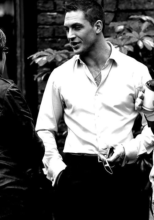 Том Харди в белой рубашке