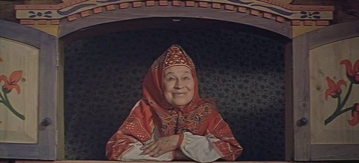 Старушка сказочница в окошке