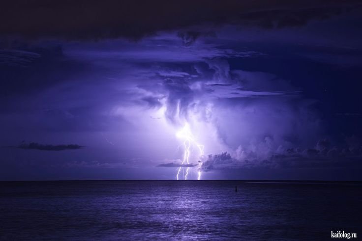 Молния над морем