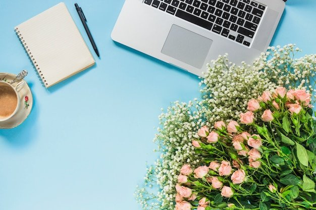 Стол с цветами вид сверху