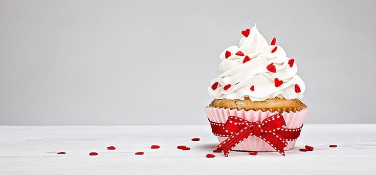 Пирожные на однотонном фоне