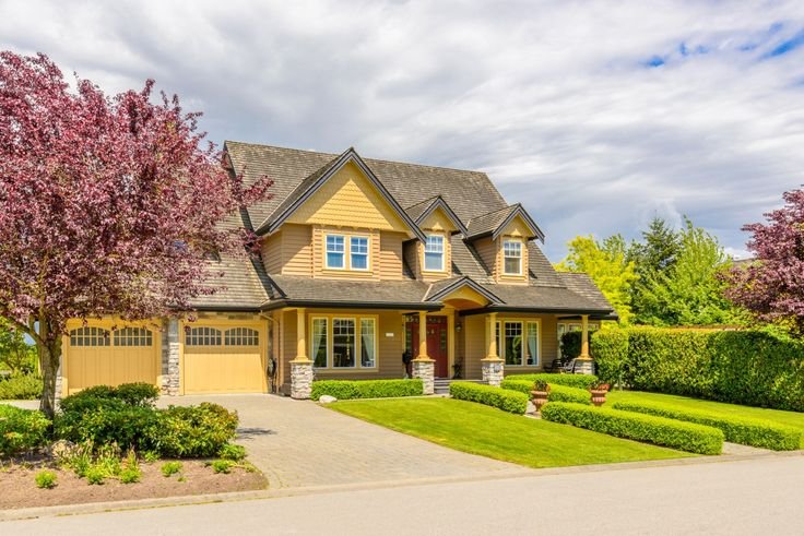 Красивый загородный дом с садом