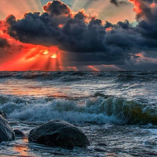 Бушующее море