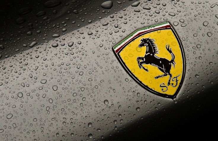Эмблема Феррари на авто