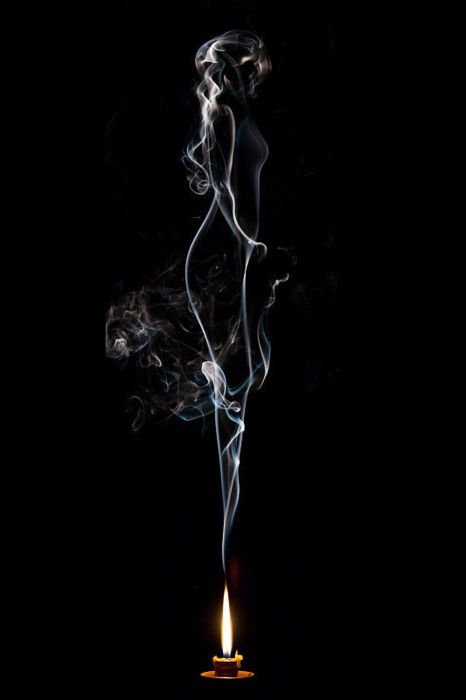 Женский силуэт на черном фоне