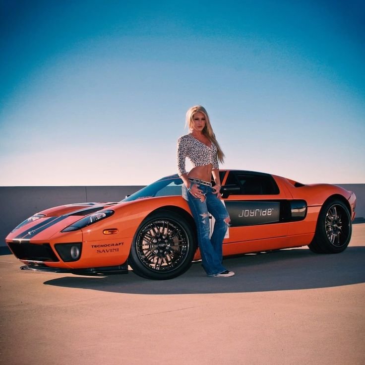 Девушка в машине