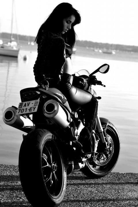 Девушка возле мотоцикла