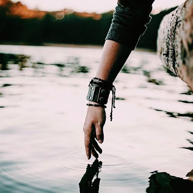 Рука касается воды