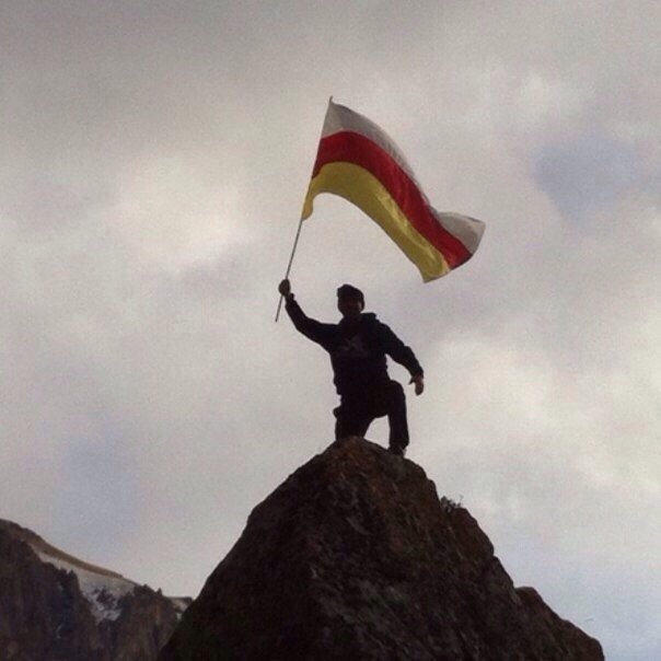 Осетинка с флагом