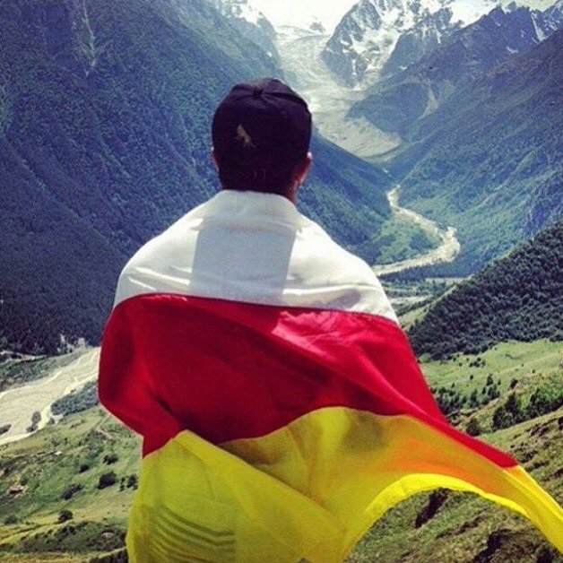 Осетинский флаг в горах