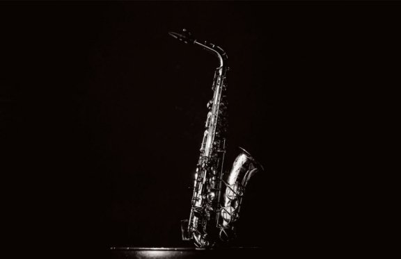 Саксофон на черном фоне