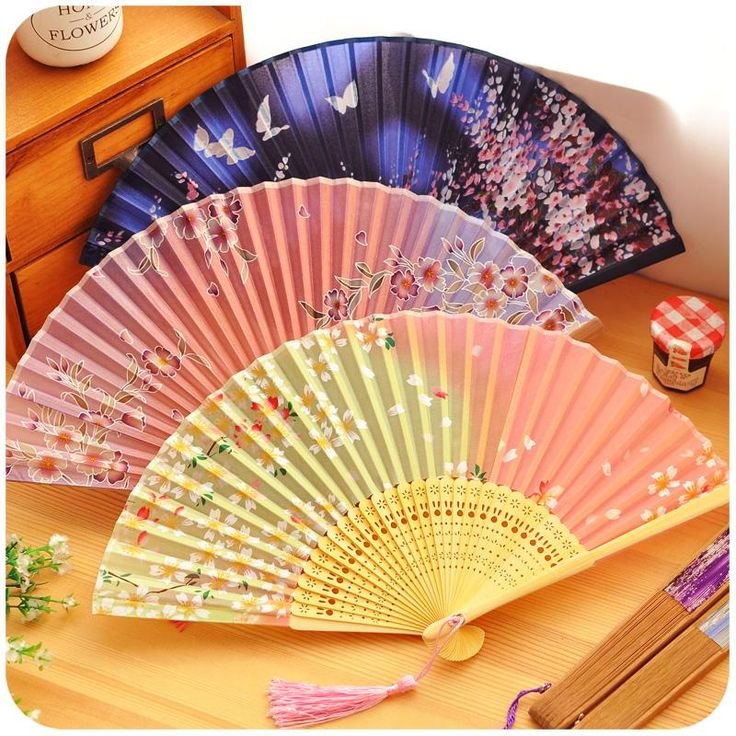 Девочка с веером