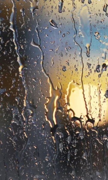 Красивые капли на стекле