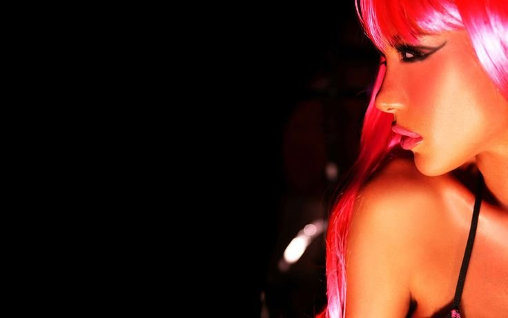 Яркая девушка