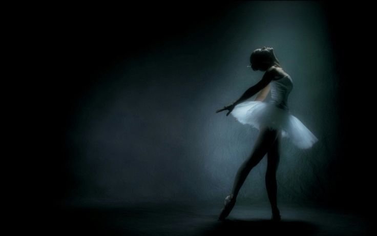 Хореография на черном фоне