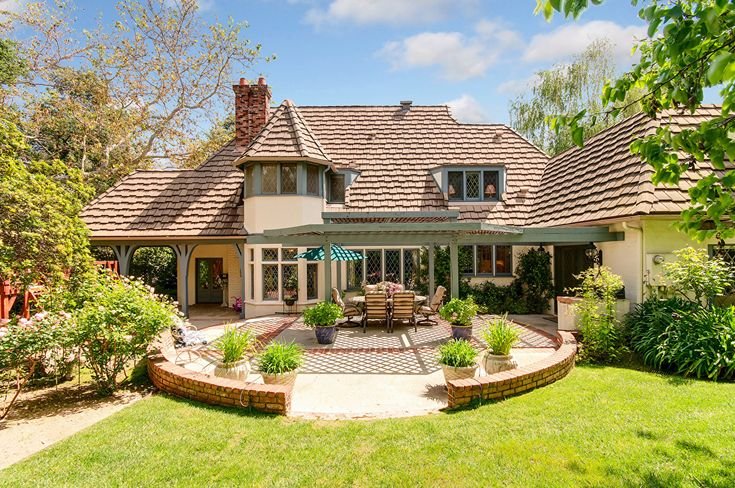 Красивый дом с садом