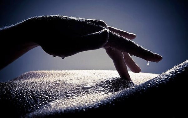 Женское тело в мурашках