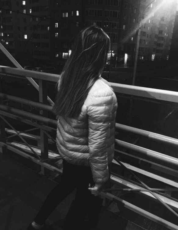 Брюнетка со спины с длинными волосами