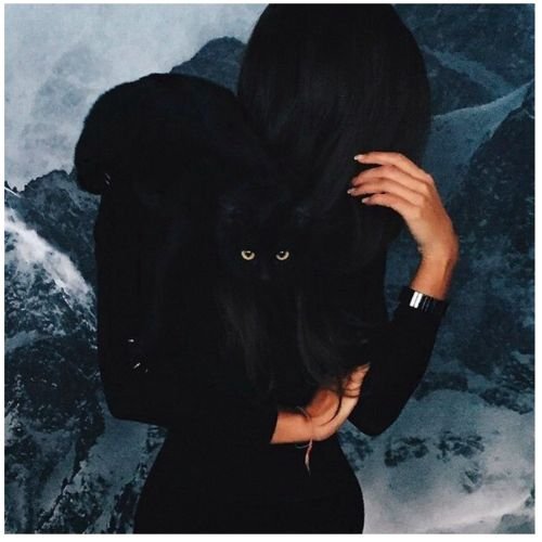 Девушка брюнетка с каре