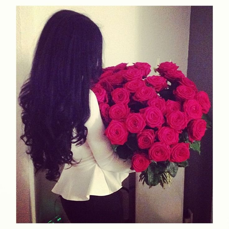 Девушка с букетом роз