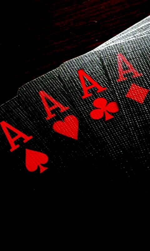 Два туза на черном фоне