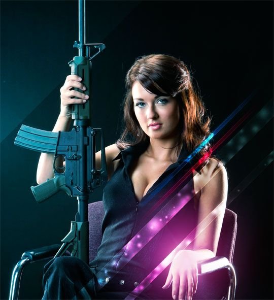 Красивая девушка с автоматом