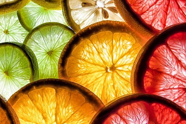 Яркие сочные фрукты