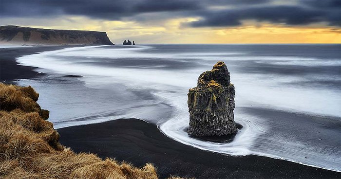 Рейнисфьяра Исландия черный пляж