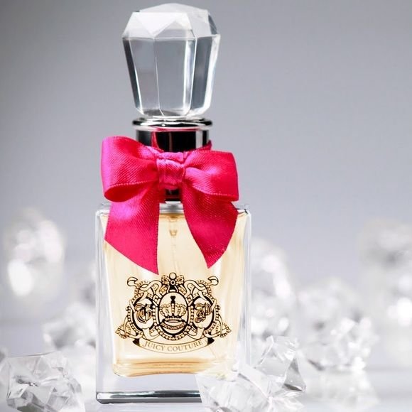 Красивый флакон духов