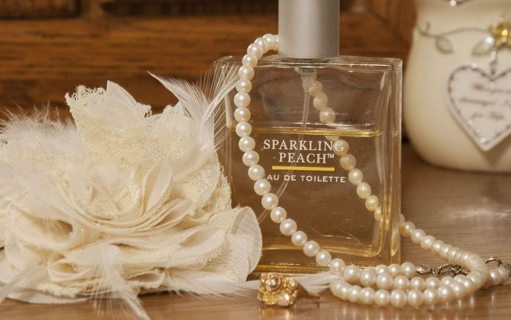 Флакон духов и цветы