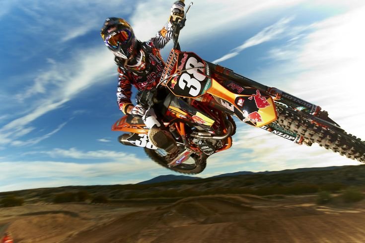 Редбул на кроссовом мотоцикле