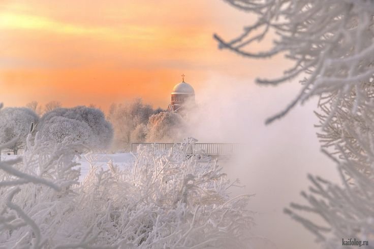 Зимний пейзаж с храмом