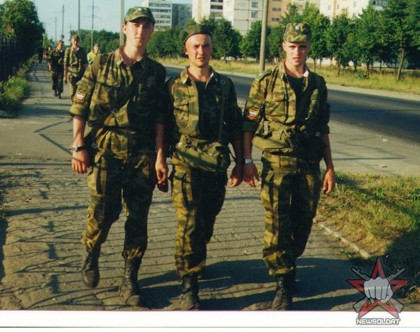 Идёт солдат по городу