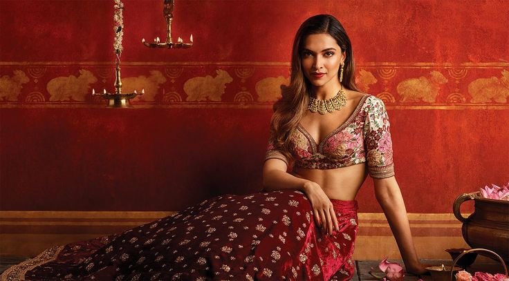 Дипика Падуконе в Сари