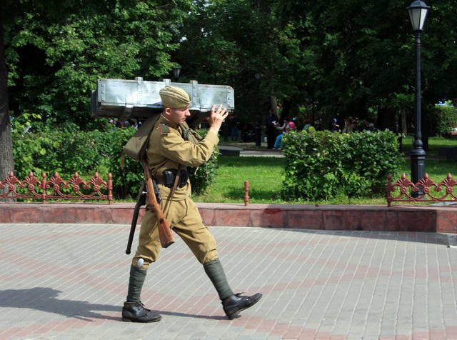 Солдат по городу