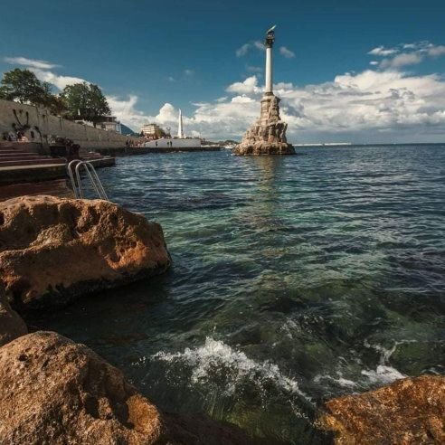 Памятник затопленным кораблям в Севастополе