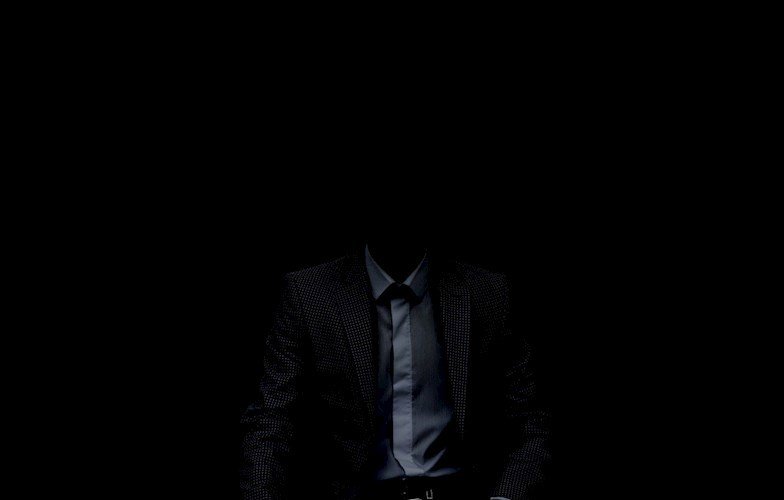 Мужчина в костюме в темноте