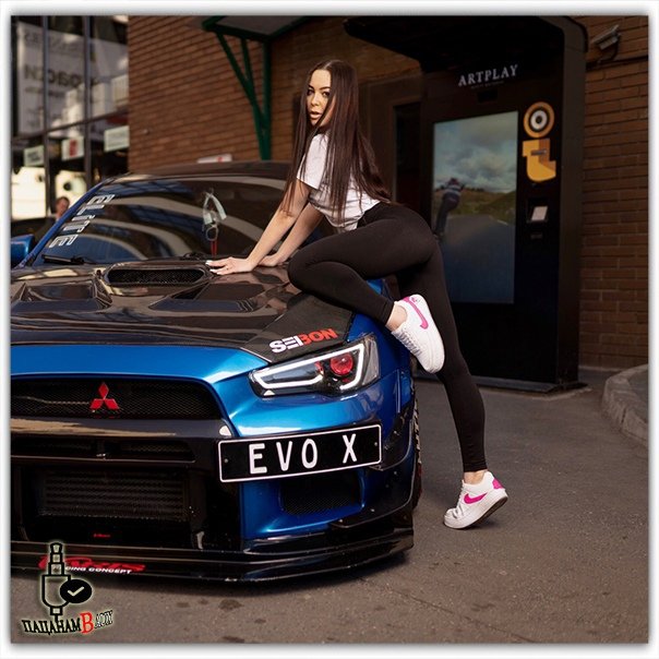 Красивая девушка в спортивной машине