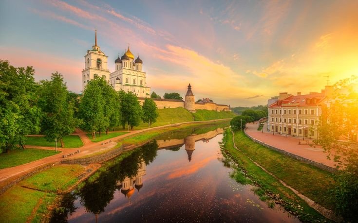 Набережная в Пскове у Кремля